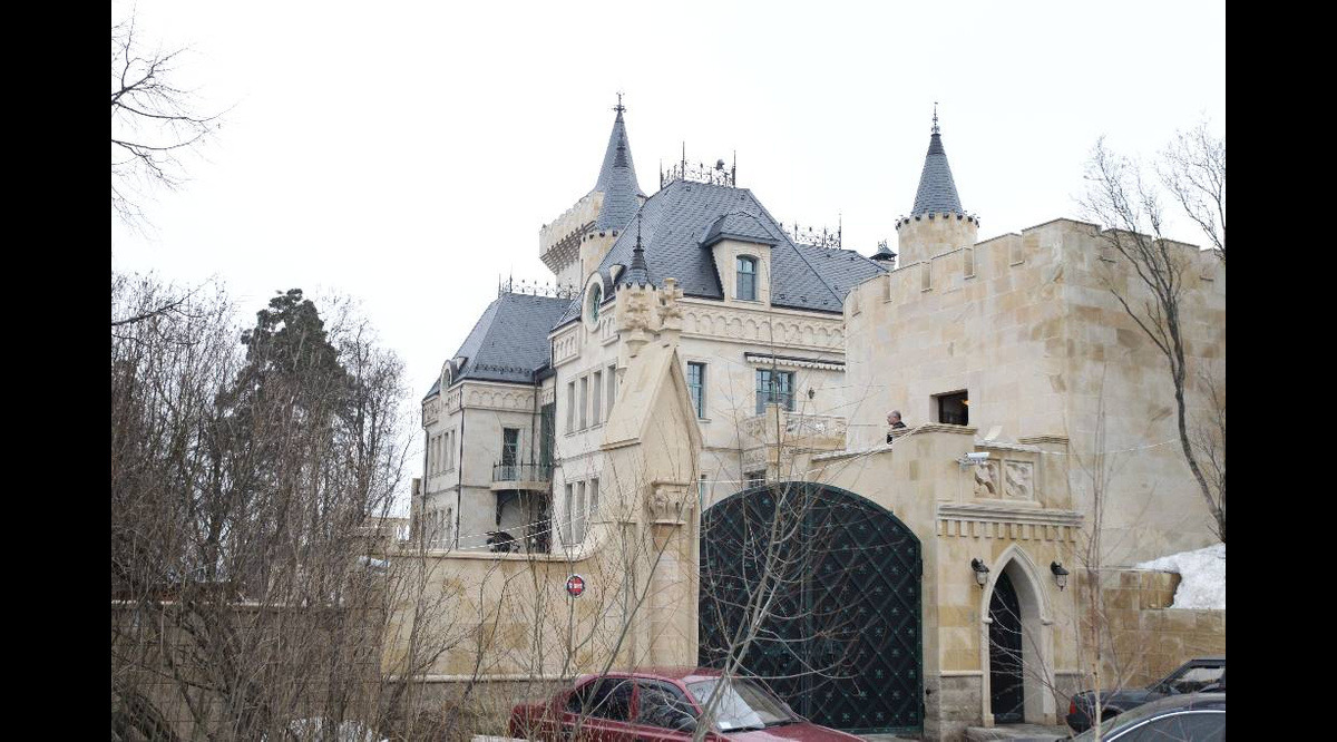 Почему арестовали подмосковный замок Пугачевой и Галкина