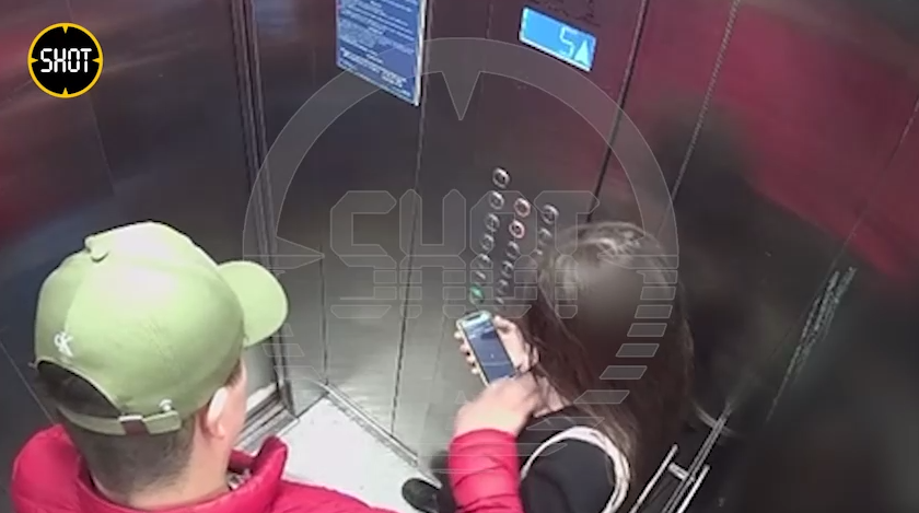 Камера сняла, как пассажир лифта домогался школьницы в Красноярске