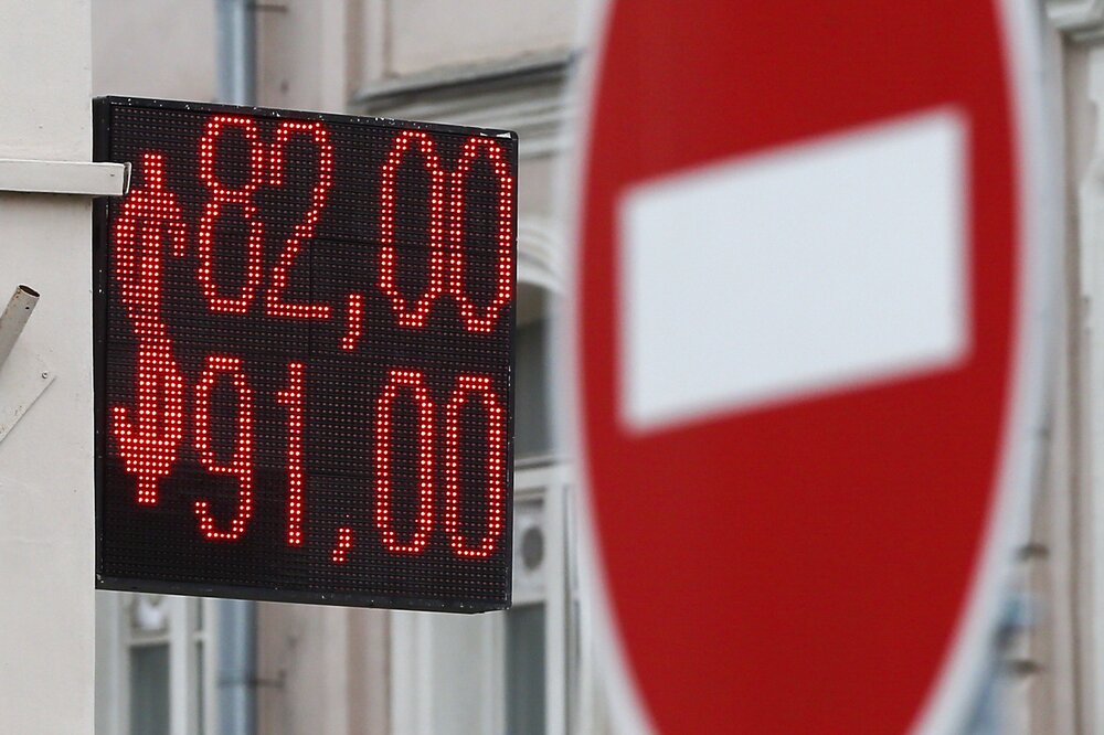 Перед майскими праздниками спрос на валюту растёт. Фото © Агентство городских новостей "Москва" / Сергей Ведяшкин