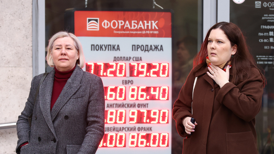 Экономисты сделали прогноз курса валют после 1 мая © ТАСС / Артём Геодакян