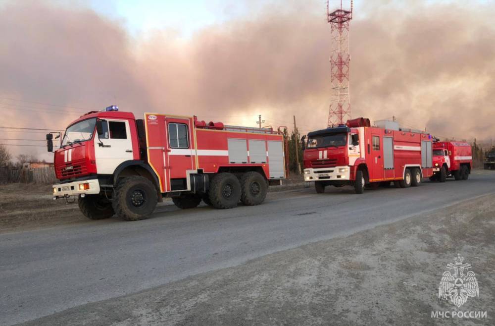 Огонь охватил уже 50 зданий в уральском посёлке Сосьва