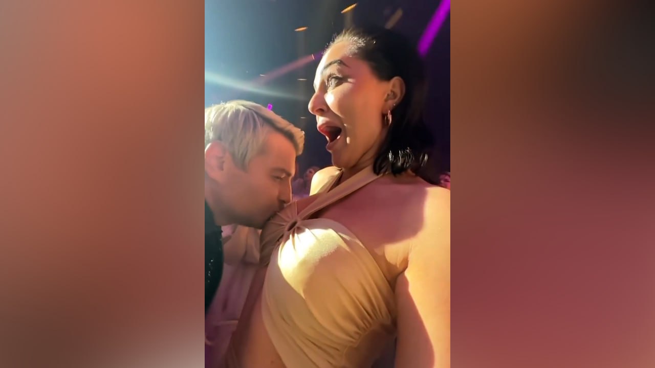 Басков шокировал российскую блогершу, публично поцеловав её грудь во время концерта