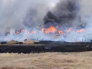 Крупный пожар охватил почти десяток домов и деревообрабатывающее предприятие в Забайкалье