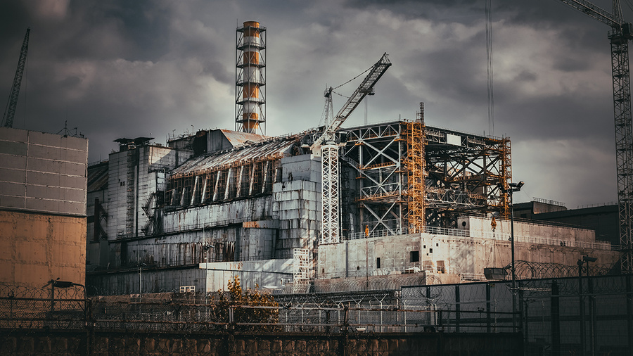 <p>Чернобыльский реактор накрывают саркофагом. Обложка © Shutterstock</p>