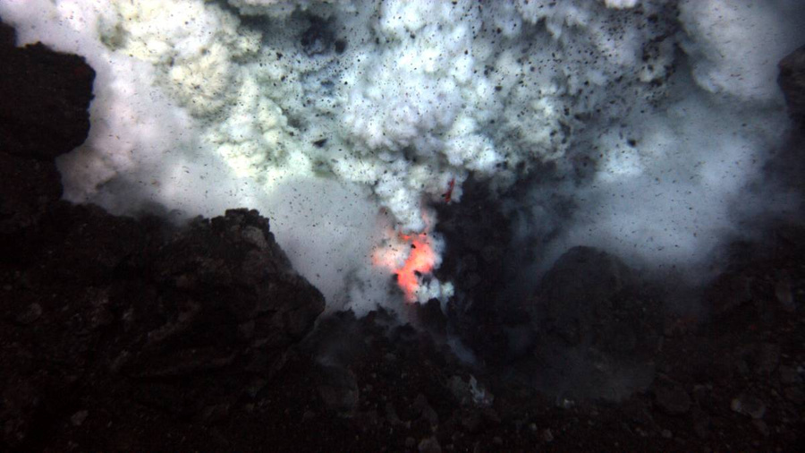 Извержение подводного вулкана Западная Мата в Тихом океане. Фото © Wikipedia /  NOAA / National Science Foundation