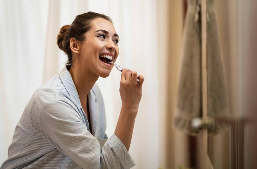 Сколько раз нужно чистить зубы в день и можно ли после еды. Фото © Freepik / Drazen Zigic  