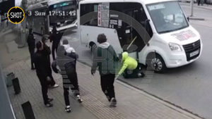 В Омске наркоман толкнул женщину под автобус, убежал и выколол себе единственный глаз