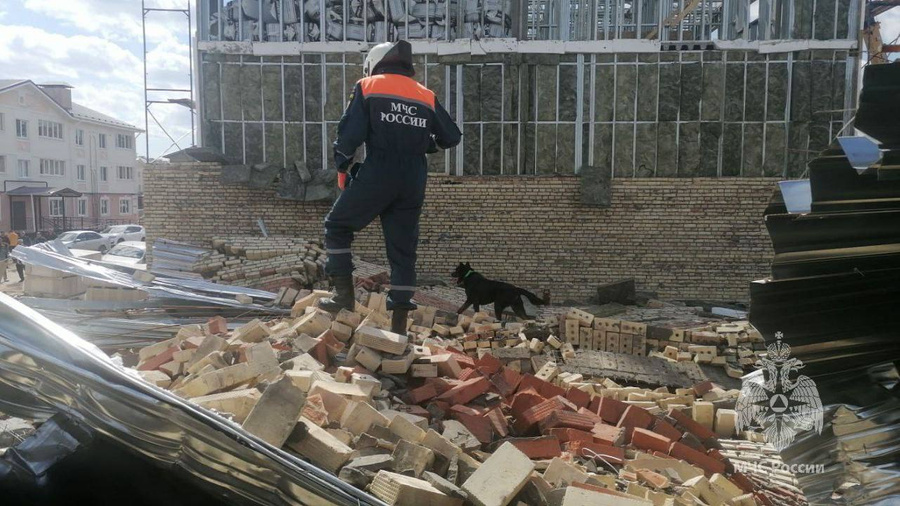 Последствия обрушения стены строящегося дома в деревне Куюки (Татарстан). Обложка © Telegram / МЧС РФ