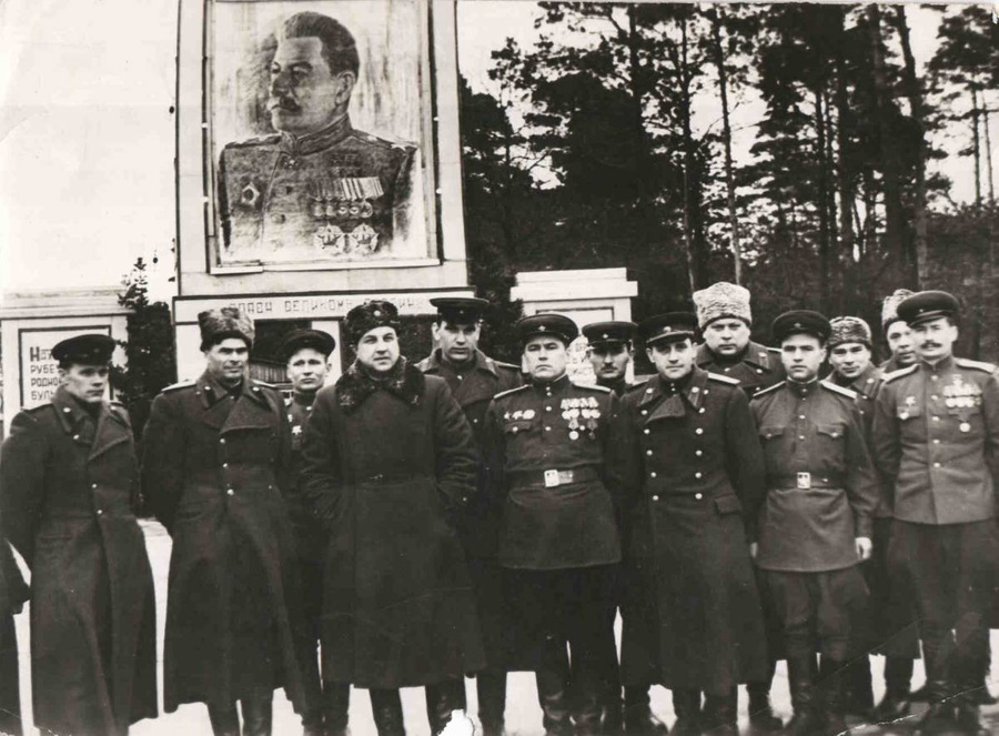 Абакумов с группой чекистов 3-й справа в 1-м ряду. Фото © Public Domain