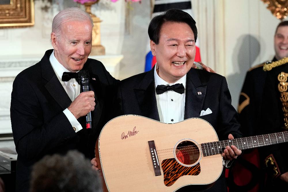 Президент Южной Кореи спел на ужине с Байденом в Белом доме и сорвал овации гостей