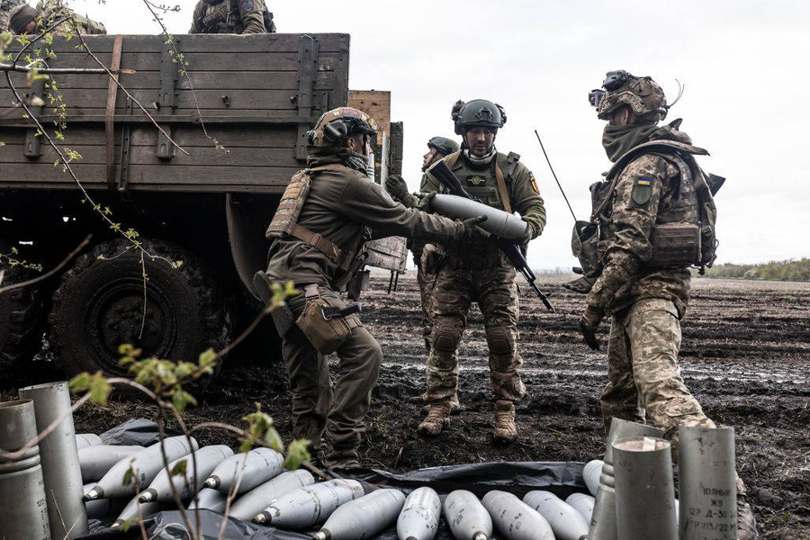 Солдаты ВСУ разгружают снаряды. Фото © Getty Images / Anadolu Agency