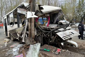 Лайф снял место ДТП с покорёженным автобусом в Кирове, где пострадало более 20 человек