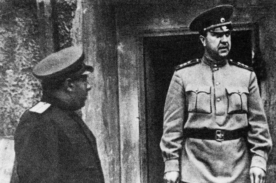 Начальник СМЕРШ Виктор Абакумов на фронте, 1945 год. Фото © Фотохроника ТАСС