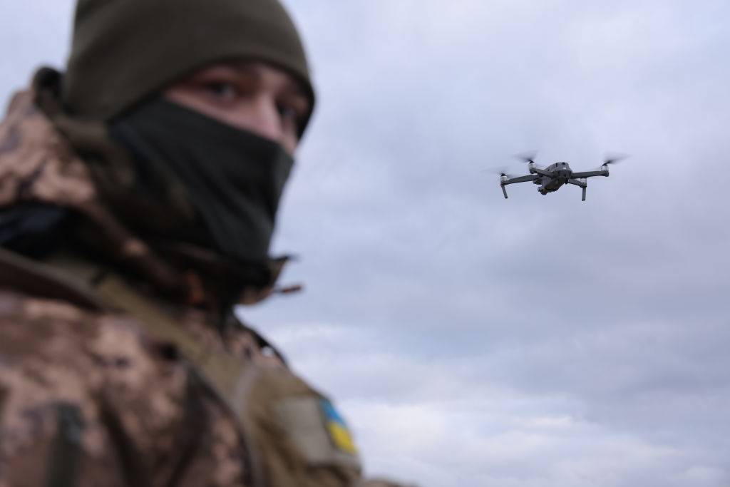 Украинский беспилотник сбросил две гранаты на подстанцию в Брянской области