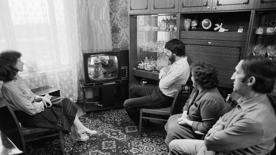 Советская семья во время просмотра телевидения. Обложка © ТАСС / Александр Сенцов 