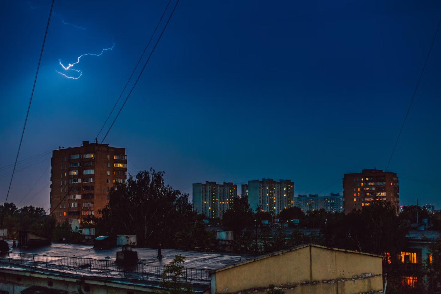Москвичей в пятницу ожидает первая гроза