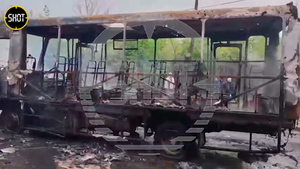 "Мрази укроповские": Житель ДНР дал волю горю при виде "скелета" автобуса, где заживо сгорели 7 человек