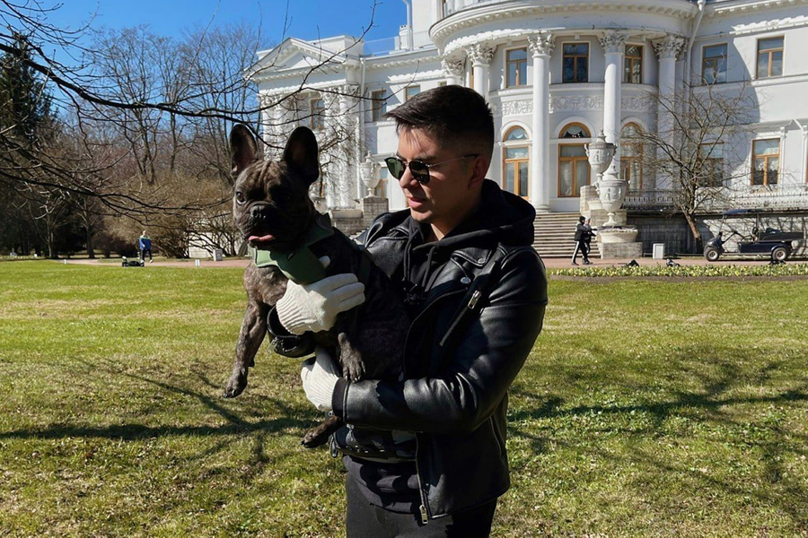 Даниил Филатов со своим бульдогом. Фото © Личный архив Даниила Филатова