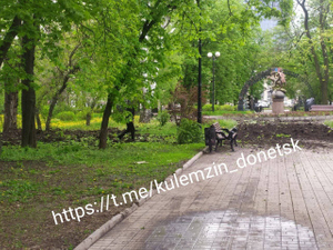 Последствия удара ВСУ по парку в Донецке. Фото © Telegram / Алексей Кулемзин