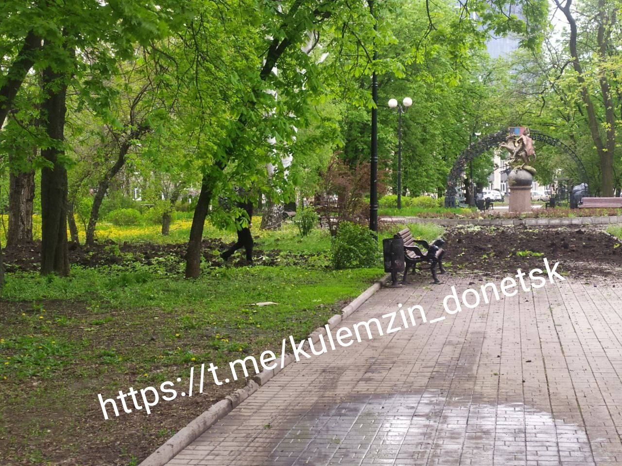 Последствия удара ВСУ по парку в Донецке. Фото © Telegram / Алексей Кулемзин