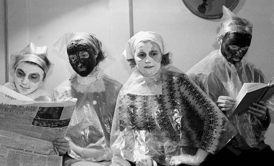 Маска для лица в Институте красоты, 1963 год. Фото © ТАСС / Лев Портер