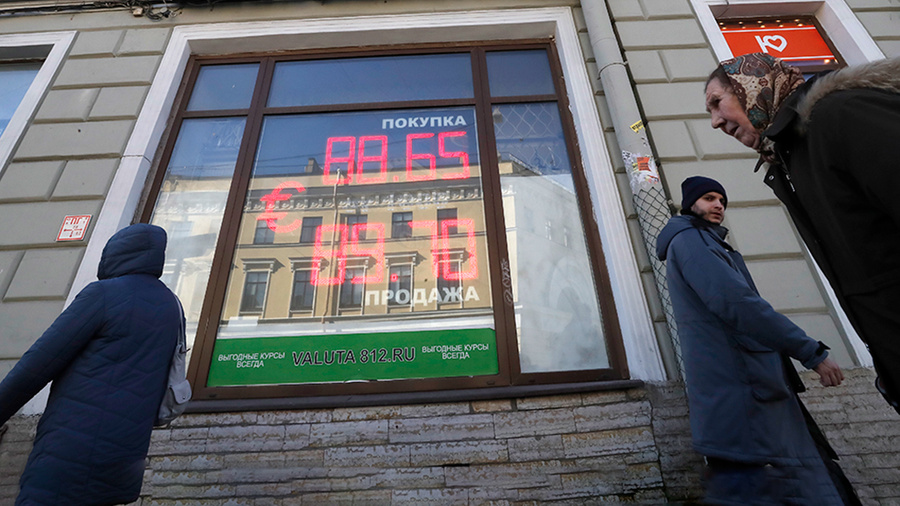 Курс рубля отреагирует на решение по ключевой ставке ЦБ. Обложка © ТАСС / EPA / ANATOLY MALTSEV