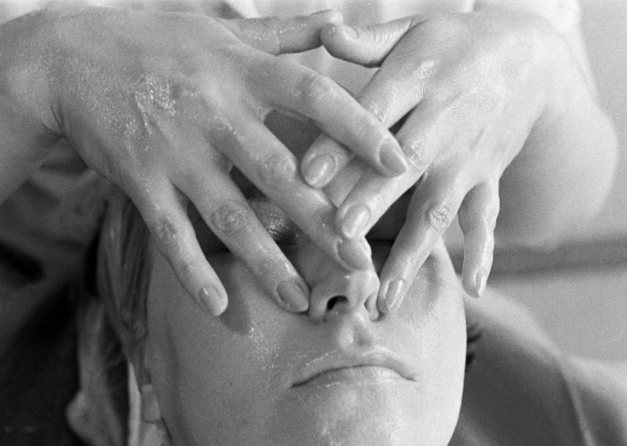 Процедура гигиенического массажа лица в Институте красоты, Москва, 1972 год. Фото © ТАСС / Альберт Пушкарёв 