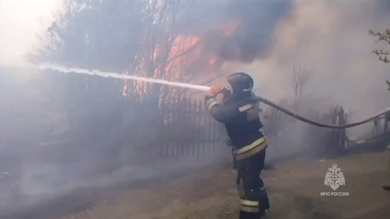 В пригороде Кургана природный пожар охватил 25 домов