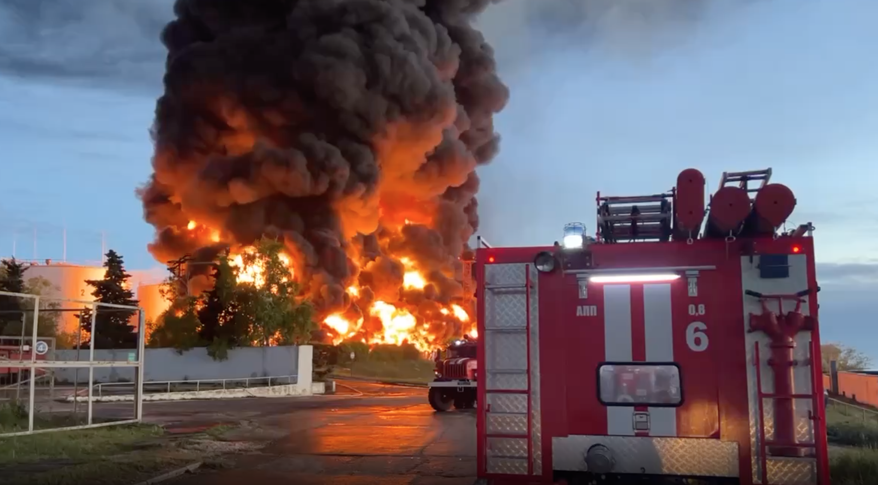 Севастополь новости сейчас взрывы что происходит. Пожар на нефтебазе в Севастополе. В Севастополе локализовали пожар на нефтебазе. Пожарные на пожаре. Тушение пожара.