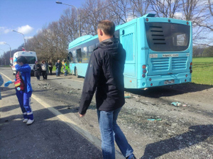 Один человек погиб и четверо пострадали в ДТП с рейсовым автобусом в Петербурге