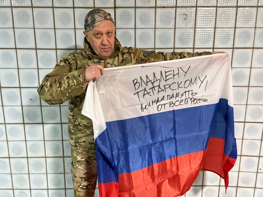 Флаг, водружённый бойцами ЧВК "Вагнер" над Администрацией Артёмовска. Обложка © Telegram / Пресс-служба Пригожина