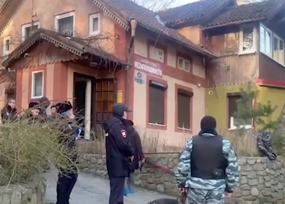 Мужчина расстрелял двух работников агентства недвижимости под Калининградом и скрылся