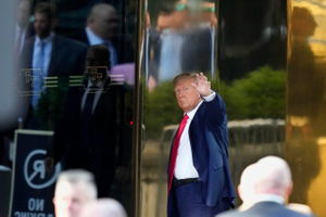 Трамп прибыл в небоскрёб Trump Tower накануне явки в суд