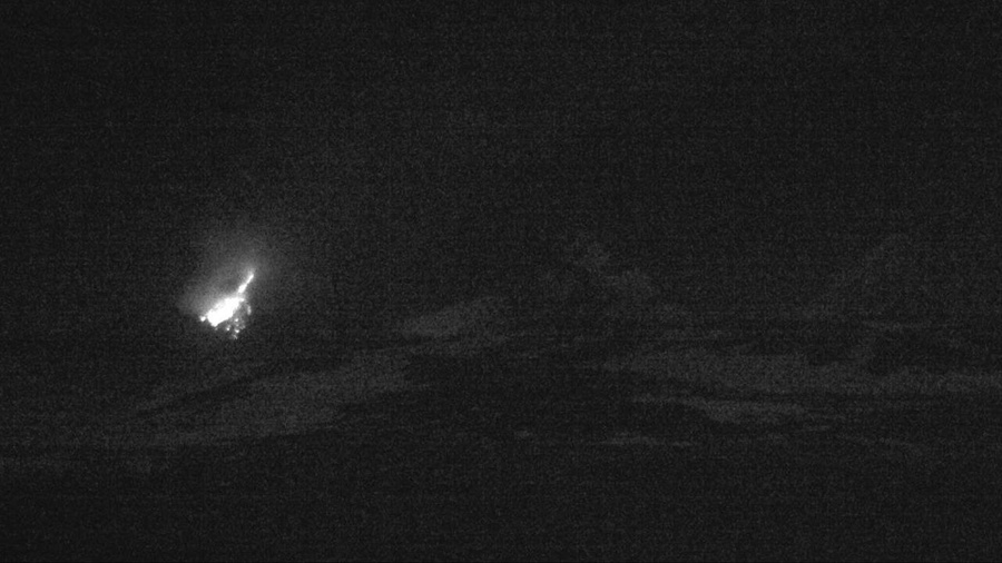 Ночное свечение купола вулкана Безымянный на Камчатке. Фото © Телеграм-канал Камчатский филиал ФИЦ "ЕГС РАН"