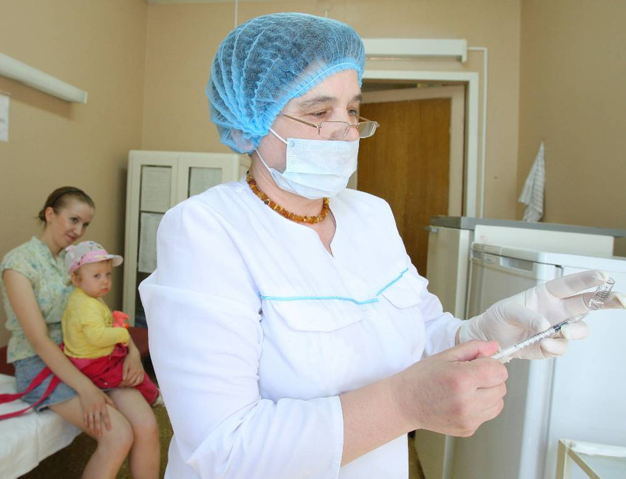 Вакцинация ребёнка от кори. Обложка © ТАСС / Владимир Смирнов