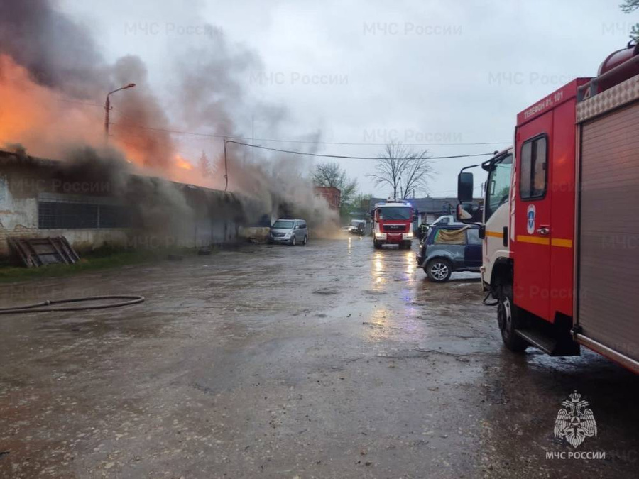 Пожар в здании с автосервисами. Фото © ГУ МЧС России по Тульской области