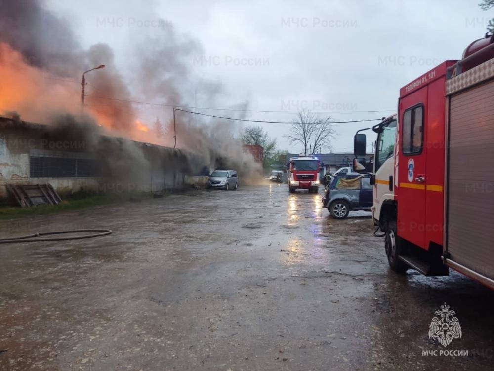 В Туле масштабный пожар охватил здание с автосервисами