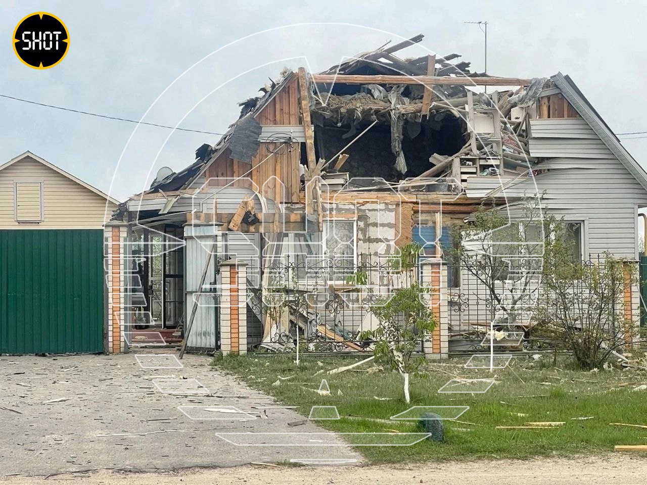 Лайф публикует фото с последствиями обстрела ВСУ посёлка в Брянской области