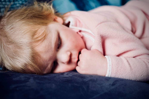 Консультант по сну рассказала, как убаюкать малыша в поездке