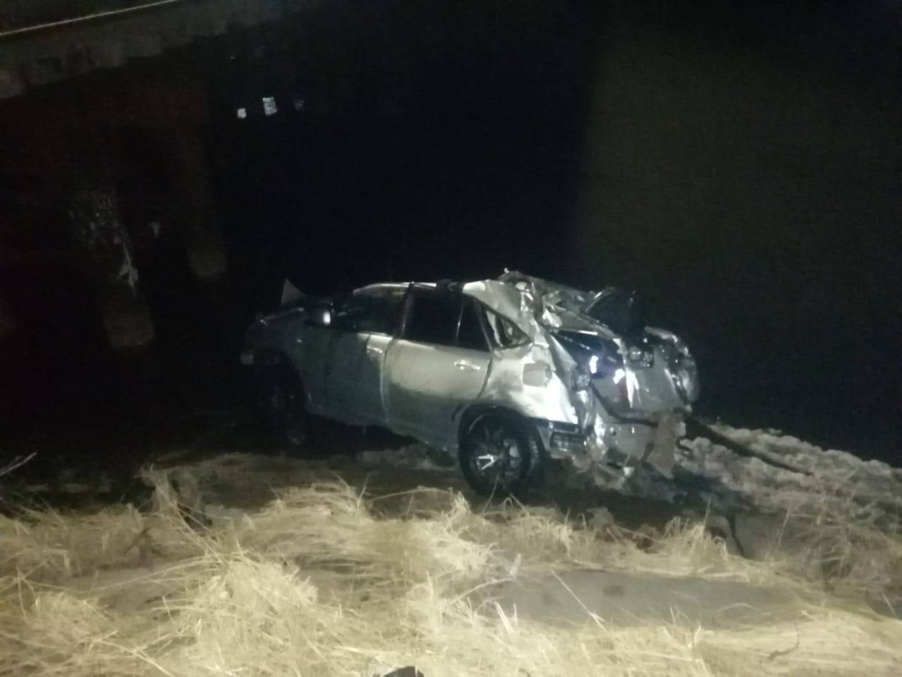 Три человека погибли в результате падения автомобиля в реку на Сахалине