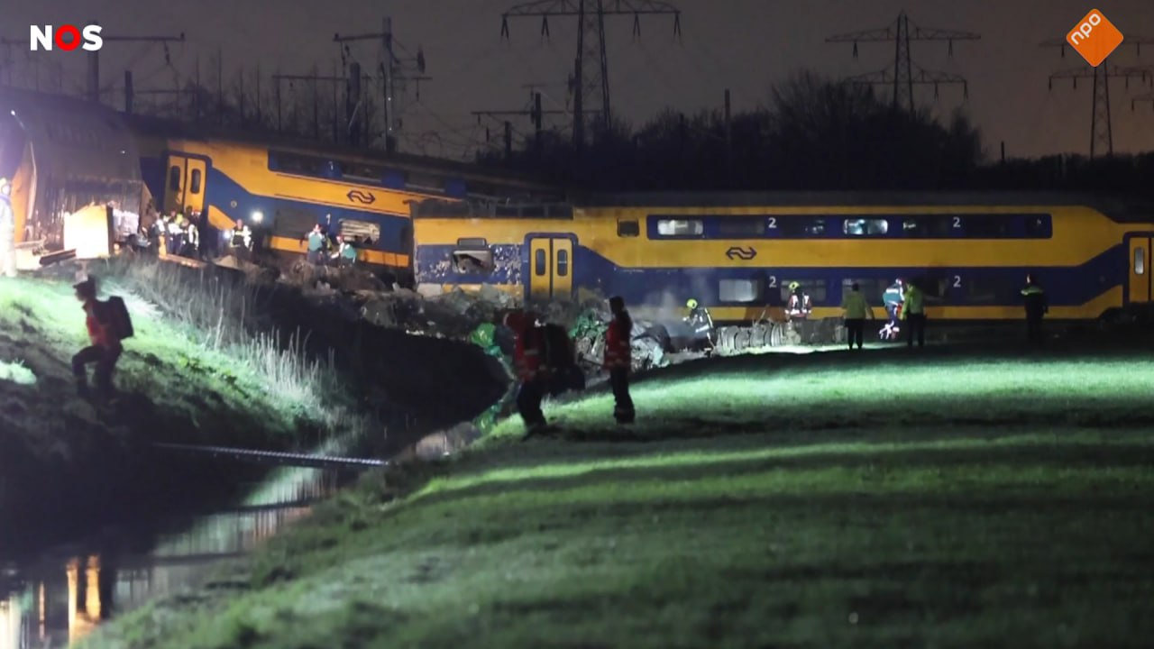 Десятки человек пострадали при сходе поезда с рельсов в Нидерландах
