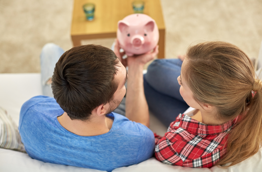 Из-за низкого дохода пары часто откладывают рождение ребёнка. Фото © Shutterstock