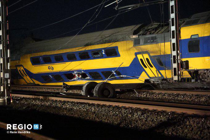 Пассажирский и грузовой поезда столкнулись в Нидерландах, есть пострадавшие. Обложка © Twitter / regio15