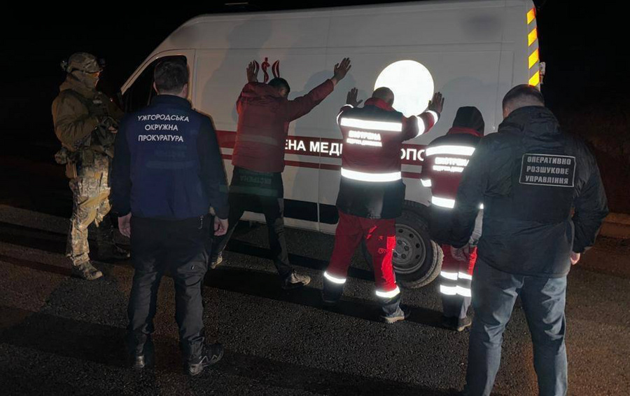 Фельдшер помогал уклонистам бежать за рубеж в карете скорой помощи. Фото © Государственная пограничная служба Украины