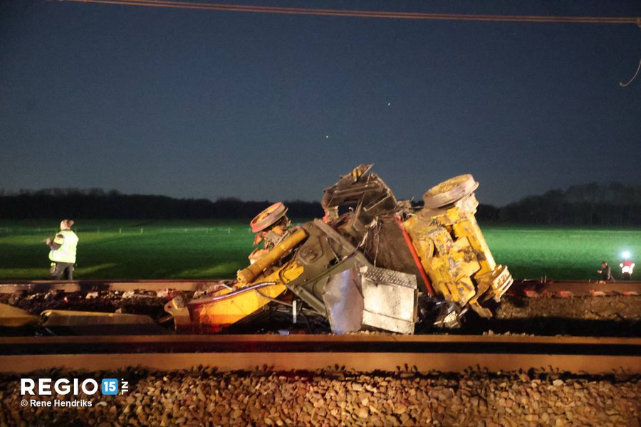 Пассажирский и грузовой поезда столкнулись в Нидерландах, есть пострадавшие. Фото © Twitter / regio15
