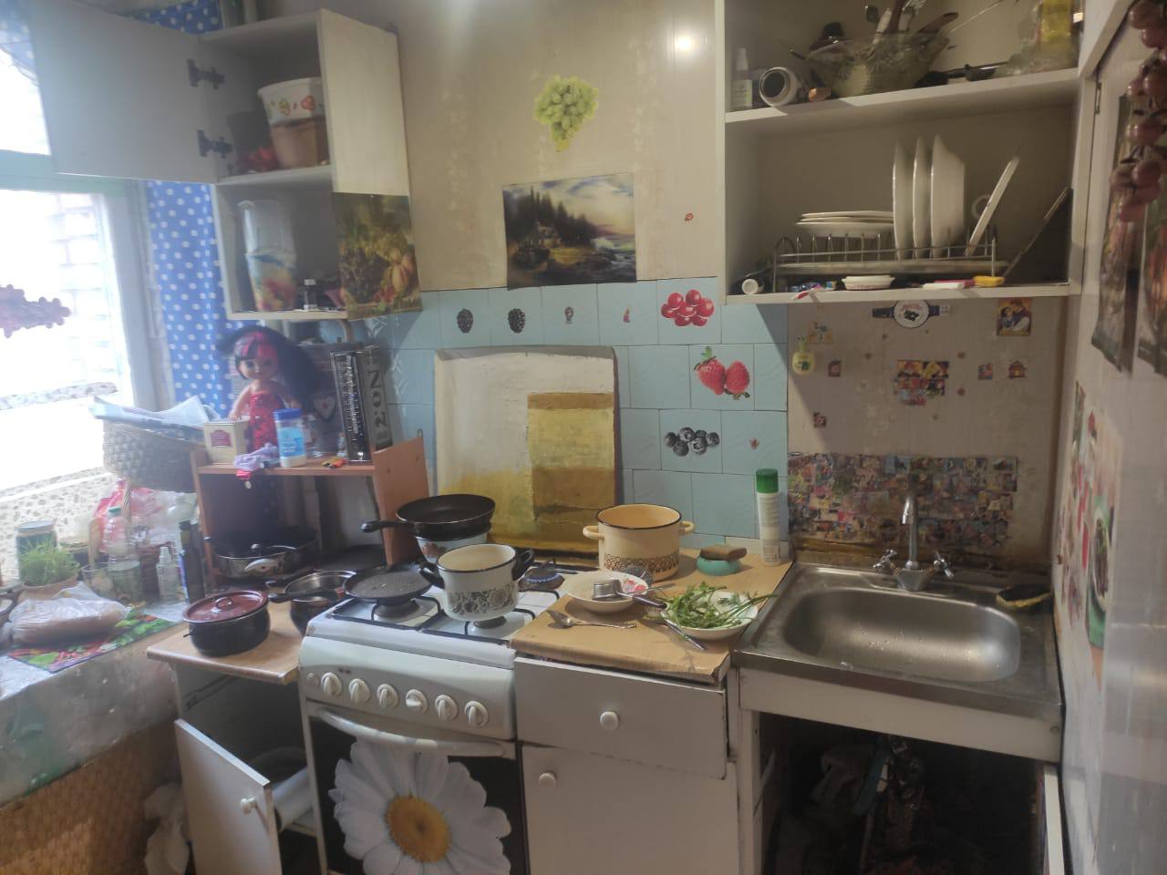 Кухня в квартире на востоке Москвы, где жил 7-летний ребёнок. Фото © Telegram / "Прокуратура Москвы"
