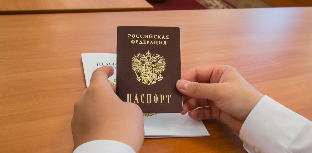Российские паспорта могут начать выдавать за границей
