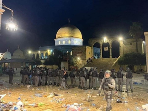Израильская полиция жёстко разогнала молящихся палестинцев в мечети Иерусалима