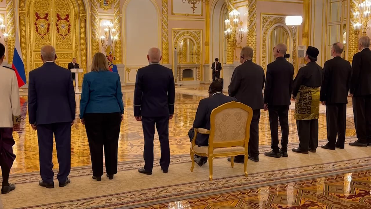 Лайф узнал, почему посол Зимбабве сидя слушал речь Путина в Кремле вопреки протоколу