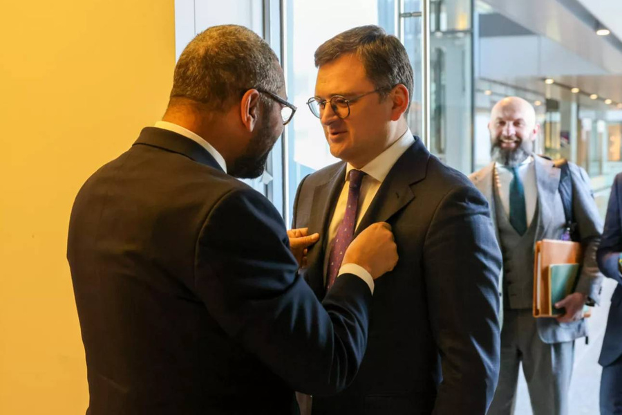 Глава МИД Британии Джеймс Клеверли держит украинского министра иностранных дел Кулебу за пиджак. Фото © Twitter / James Cleverly